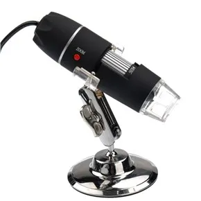 Digitális mikroszkóp – USB-vel: A digitális USB-s mikroszkóp remek választás mindazoknak, akik szeretnek közelről megvizsgálni apró részleteket, felfedezni rejtett világokat vagy egyszerűen csak élvezik a tudományos megfigyelés izgalmát. Ez a modern, könnyen használható eszköz nemcsak gyerekeknek ad izgalmas élményt, hanem felnőttek számára is praktikus segítőtárs lehet barkácsoláshoz, elektronikai javításokhoz, kézműves hobbikhoz vagy akár természetmegfigyeléshez. Az USB-csatlakozóval rendelkező mikroszkóp gyorsan és egyszerűen csatlakoztatható számítógéphez, laptophoz vagy bizonyos esetekben akár telefonhoz is, így a nagyított képet kényelmesen megjelenítheted nagy kijelzőn. A nagy felbontású kamera részletgazdag, éles képeket készít, így könnyedén felfedezheted egy levél erezetét, egy textil szálainak szerkezetét vagy egy apró elektronikai alkatrész hibáját. A beépített LED-világítás gondoskodik arról, hogy a minta mindig megfelelően legyen megvilágítva, függetlenül a környezeti fényviszonyoktól. A kompakt kialakításnak köszönhetően a mikroszkóp hordozható, kis helyen elfér, és bárhol használható, ahol kedvet kapsz egy kis kutatáshoz. Ajándéknak is kiváló: inspiráló, edukatív és szórakoztató eszköz, amely akár egy gyermek tudomány iránti érdeklődését is megalapozhatja. A digitális mikroszkóp USB-vel tökéletes társ a felfedezésekhez – egy ablak az apró világok csodái felé.