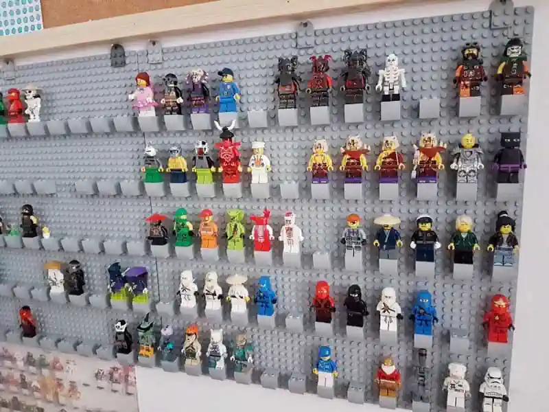 10 LEGO tárolási ötlet, amikre bárcsak előbb rátaláltál volna 11 fali lego figura tarolasi otlet 01