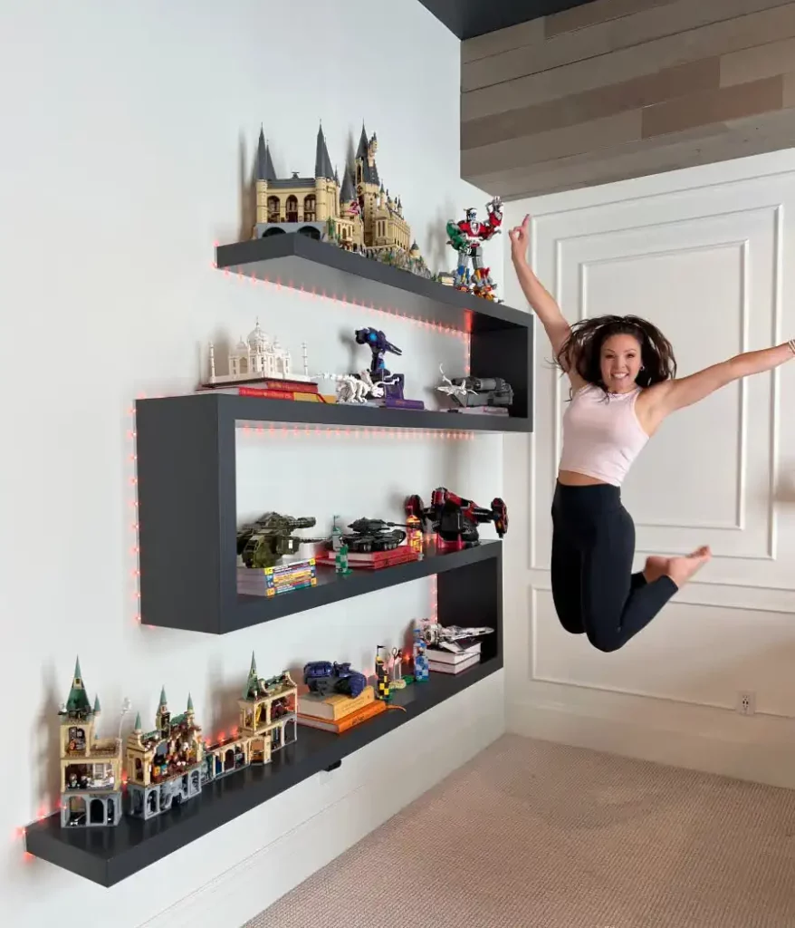 10 LEGO tárolási ötlet, amikre bárcsak előbb rátaláltál volna 17 Könyvespolc vagy vitrines szekrény építőelemek tárolásához
