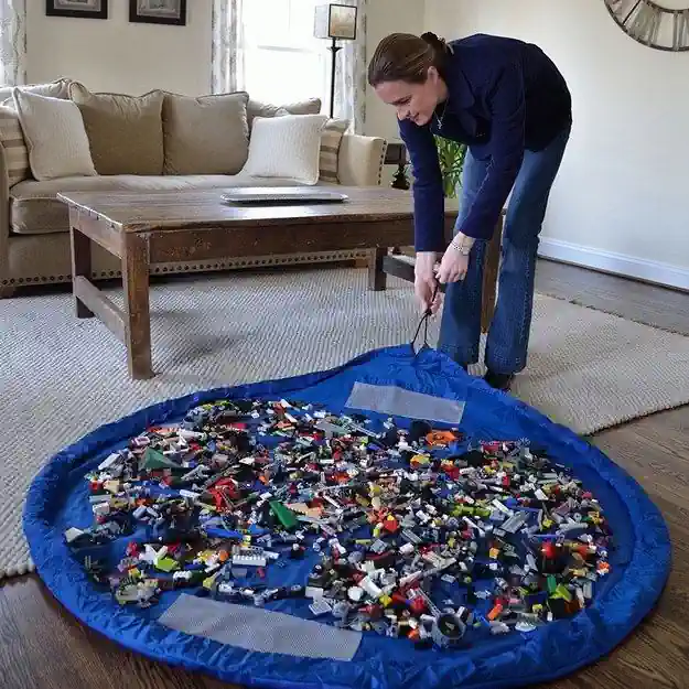 10 LEGO tárolási ötlet, amikre bárcsak előbb rátaláltál volna 19 Összehúzható tetejű textil zsákok, táskák, játszószőnyeg